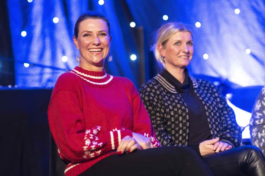 La princesse Martha Louise de Norvège et son pull de Noël en laine rouge et blanc, lors de la présentation d'un livre sur le tricot, à Fredrikstad, le 24 novembre 2021.