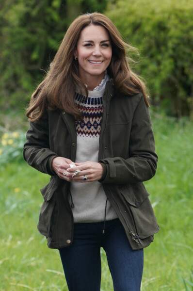 Kate Middleton à Little Stainton, le 27 avril 2021. Très adepte du recyclage des pièces de son dressing, elle ressort ainsi pour l'occasion son pull de style Fair Isle en laine d'agneau, né d'une collaboration entre la marque écossaise Brora et Troy London. 