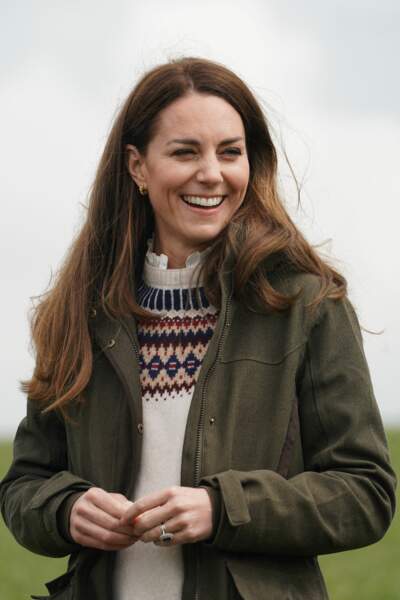 Kate Middleton visite la ferme du manoir à Little Stainton, le 27 avril 2021. La duchesse adopte un look casual chic en jean brut, bottes en cuir et parka sur un très chic pull en laine d'agneau de style Fair Isle. 
