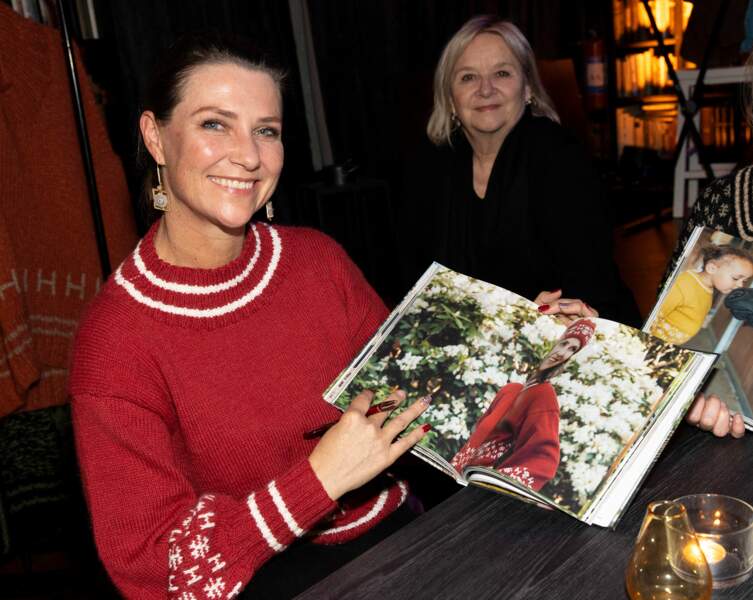 Martha Louise de Norvège, en pull de Noël rouge et blanc, à l'occasion de la promotion du livre "Hest" consacré à l'art du tricot. La princesse a lancé à l'hiver 2020 une marque de vêtements en maille, de loungewear et d'accessoires lifestyle du même nom, avec ses amies Monica Sundt Utne et Anne-Kari Bøhaugen. 