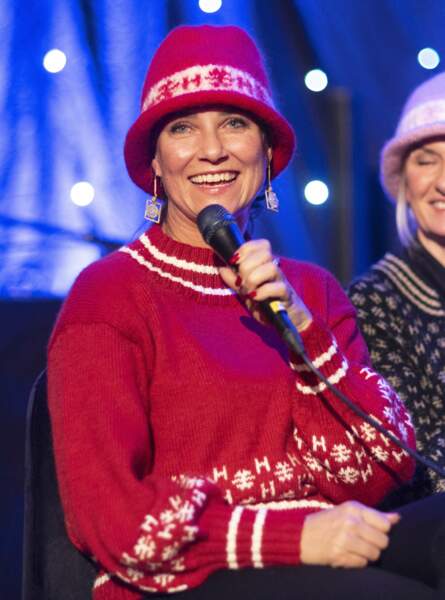 Bonnet de Noël et pull en tricot rouge et blanc : le look festif de la princesse Martha Louise de Norvège lors de la présentation du livre "Hest" à Fredrikstad, le 24 novembre 2021.