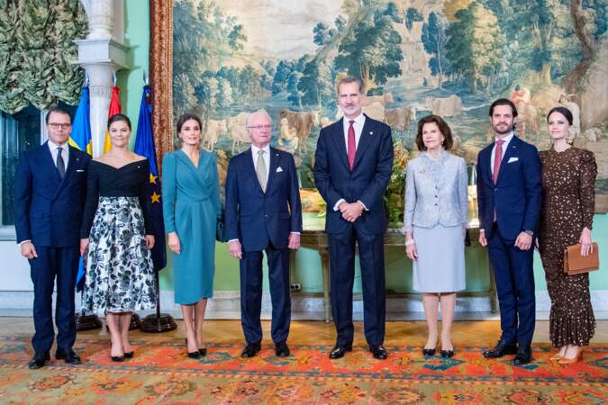 Le prince Daniel, la princesse Victoria, la reine Letizia, le roi Carl Gustav de Suède, le roi Felipe VI d'Espagne, la reine Silvia, le prince Carl Philip et la princesse Sofia, en Suède le 25 novembre 2021. 