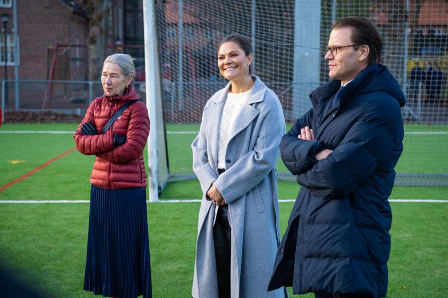 Le prince et la princesse de Suède ont enfilé leurs manteaux alors qu'ils étaient sur un terrain de l'académie "Football and Sports" de Malmö le 26 novembre 2021.