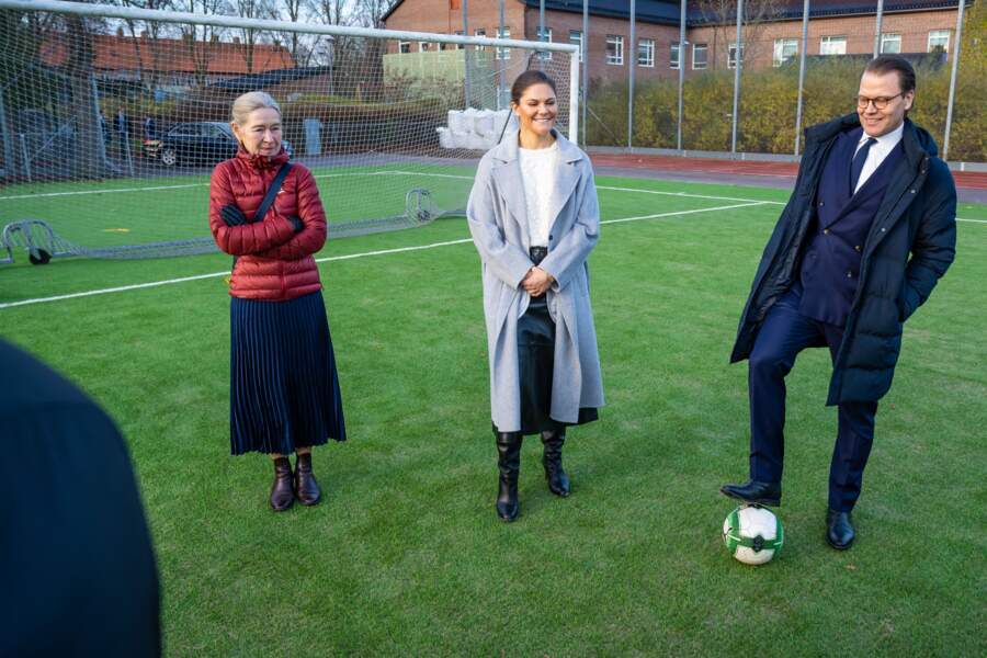 La princesse Victoria et le prince Daniel de Suède ont visité l'académie "Football and Sports" à Malmö le 26 novembre 2021.