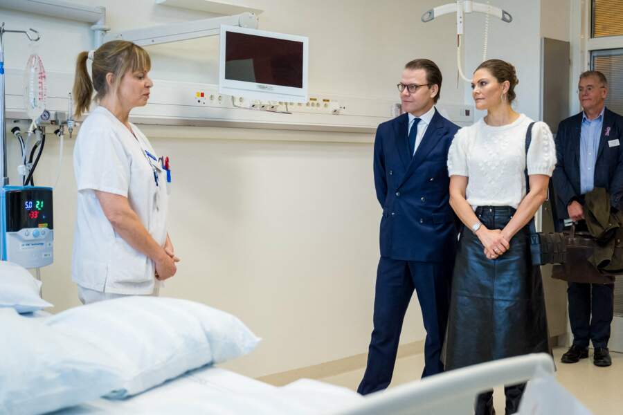 Victoria et Daniel de Suède se sont rendus à l’hôpital universitaire de Malmö vendredi 26 novembre 2021.