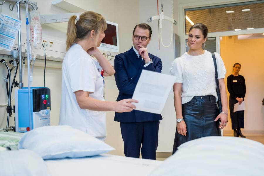 Le couple princier de Suède à l’hôpital universitaire de Malmö dans le comté de Scanie vendredi 26 novembre.