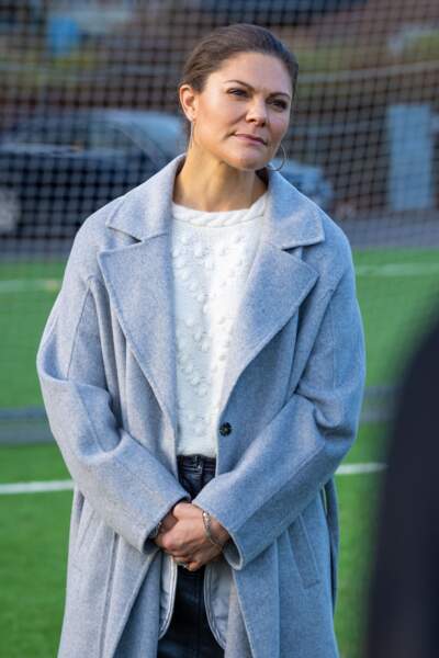 La princesse Victoria de Suède dans un manteau bleu pâle tendance vendredi 26 novembre, sur un terrain de l'académie "Football and Sports" à Malmö.