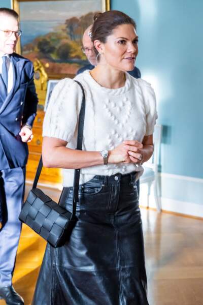 La princesse Victoria, en jupe et sac en cuir, chez le gouverneur de Scanie à Malmö le 26 novembre 2021.