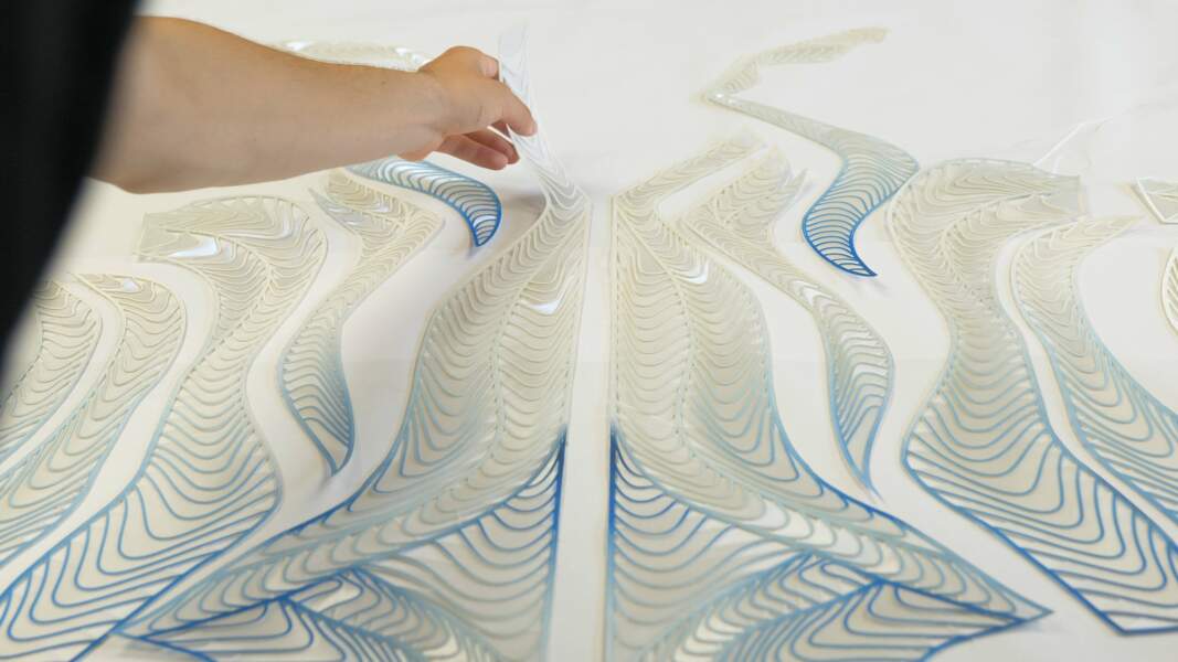 Making of: une robe très structurée, qui évoque les vagues, composée de bouteilles recyclées à 75%