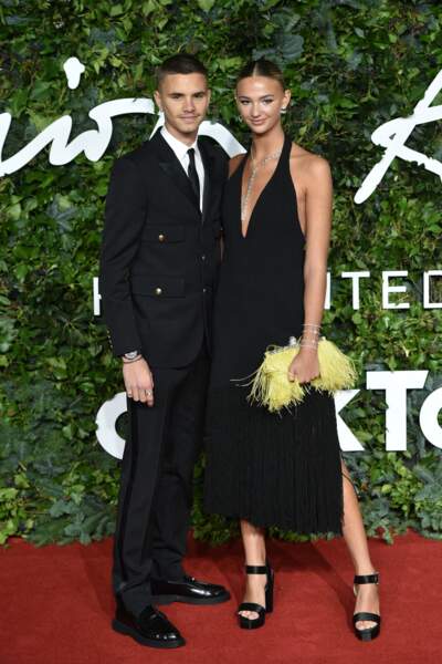 Romeo Beckham et sa compagne Mia Regan lors des British Fashion Awards 2021 à Londres, le 29 novembre.