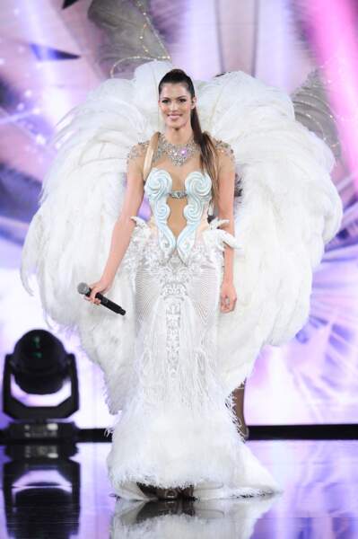 Devenue meneuse de revue pour la troupe du Paradis Latin, Iris Mittenaere a fait une apparition angélique et sexy sur le plateau de l'émission "La chanson secrète" sur TF1, le 14 septembre 2019.