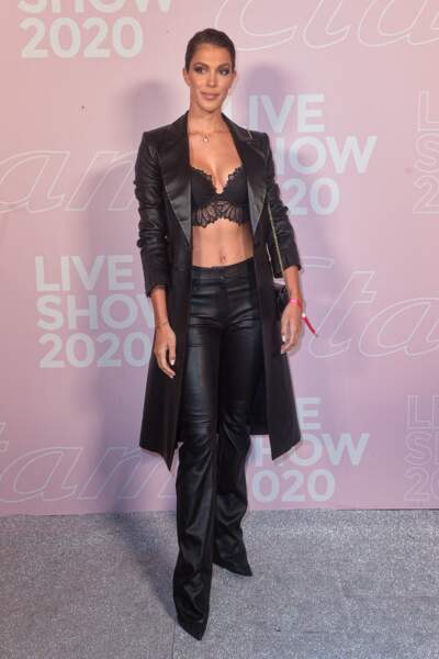Aussi bien rock que glamour, Iris Mittenaere a dévoilé sa taille de guêpe sous une longue veste blazer en cuire dévoilant un soutien-gorge à coque en dentelle, lors du photocall du défilé Etam Live Show 2020, à Paris, le 29 septembre 2020.