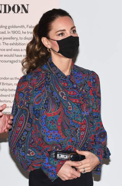 Kate Middleton avec une blouse à col lavallière, le 2 décembre 2021.