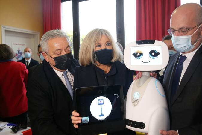 Brigitte Macron et Jean-Michel Blanquer se familiarisent avec des systèmes robotisés, le 3 décembre