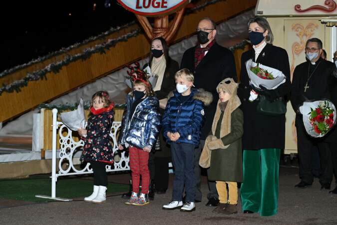 Le prince Albert s'est montré très proche de ses enfants lors du marché de Noël, ce 3 décembre