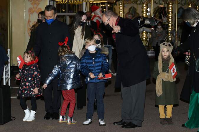 Lors de cette sortie, le prince Albert a montré une attention particulière à ses deux enfants
