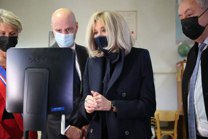 Brigitte Macron proche des élèves malades lors de sa visite à l'école primaire Jules Ferry, le 3 décembre