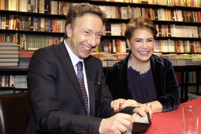 Stéphane Bern et Maria-Teresa de Luxembourg, complices pour signer des autographes. 
