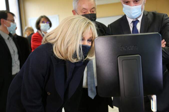 Brigitte Macron a pu échanger avec Buddy, robot de télé-éducation, le 3 décembre