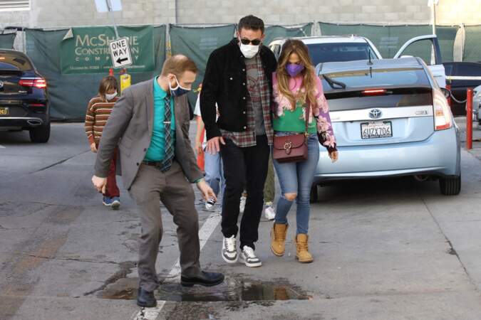 Ben Affleck et sa compagne Jennifer Lopez vont au cinéma en évitant les flaques 