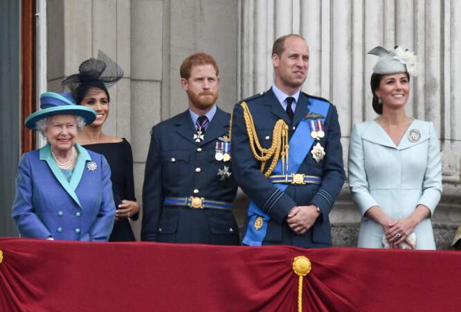 Elizabeth II aux côtés de ses petits-fils William et Harry
