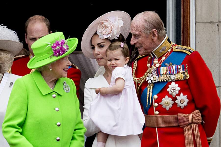 La monarque en train de sourire à son arrière-petite-fille Charlotte, fille du prince William et de Kate Middleton