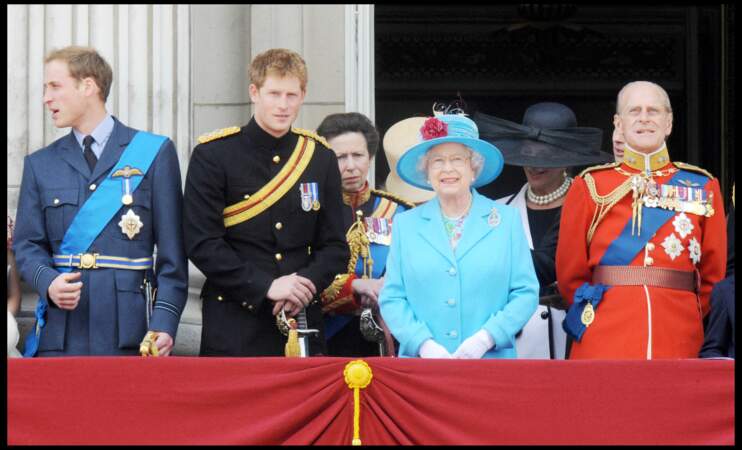 Elizabeth II aux côtés de ses petits-fils William et Harry