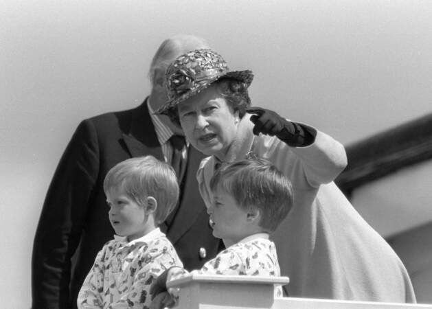 La reine d'Angleterre avec les princes Harry et William lorsqu'ils étaient enfants