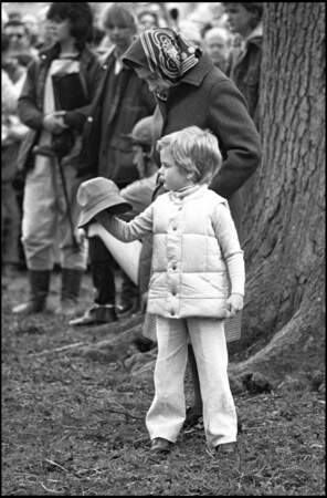 Elizabeth II prenant la main de Peter Phillips enfant