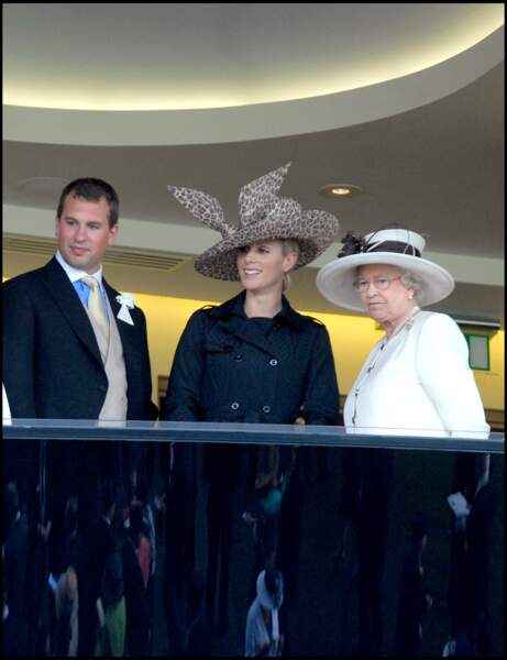 La reine avec ses deux petits-enfants, Zara et Peter Phillips