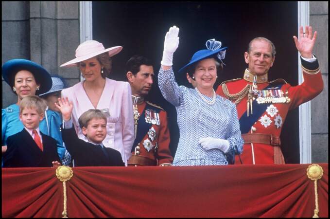 Elizabeth II avec à ses côtés le prince William et le prince Harry enfants