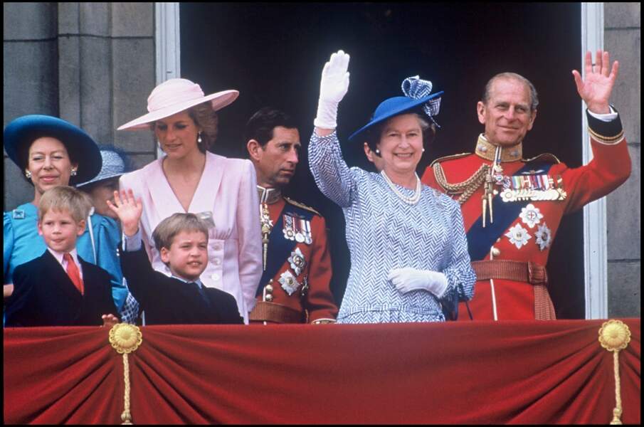 Elizabeth II avec à ses côtés le prince William et le prince Harry enfants