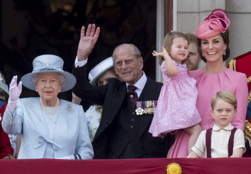 La reine d'Angleterre en train de saluer avec le prince George et la princesse Charlotte