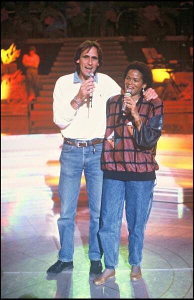 Philippe Lavil interprète son grand titre "Kole Sere" avec Joselyne Beroard, sur le plateau de l'émission "Farandole", en 1988. 