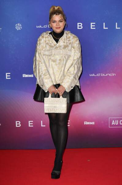 Louane en total look Dior et jupe courte pour l'avant Première de " Belle " à Paris le 6 décembre 2021 . 