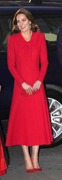 Kate Middleton a fait sensation dans ce long manteau rouge tendance, à l'abbaye de Westminster, le 8 décembre 2021.