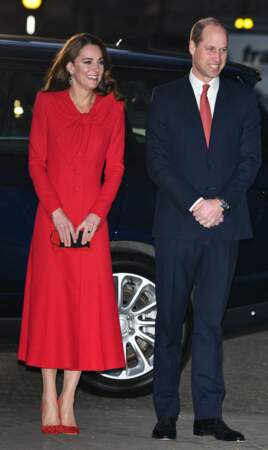 Kate Middleton porte une version colorée de la robe longue noire qu'elle avait le jour des obsèques du Prince Philip.