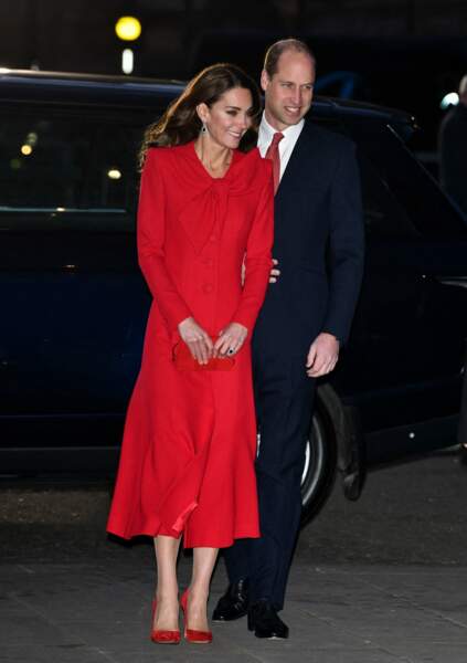 Kate Middleton adore porter du rouge et quand elle fait, c'est toujours en total look comme ce 8 décembre 2021 avec ses escarpins et sa minaudière.