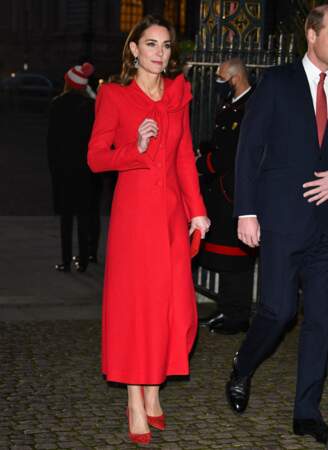 Kate Middleton est particulièrement bien mise en valeur dans un total look rouge pour cette cérémonie de Noël.