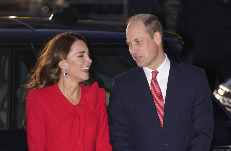 Kate Middleton porte les boucles d'oreilles en saphir et diamants de la Reine-Mère