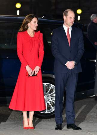 Kate Middleton porte souvent ce type de robe-manteau long, qui est sa marque de fabrique