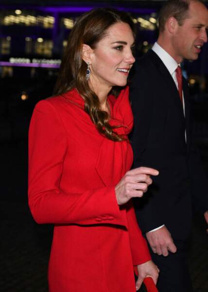 Kate Middleton est ravissante dans ce manteau rouge au col ultra-travaillé