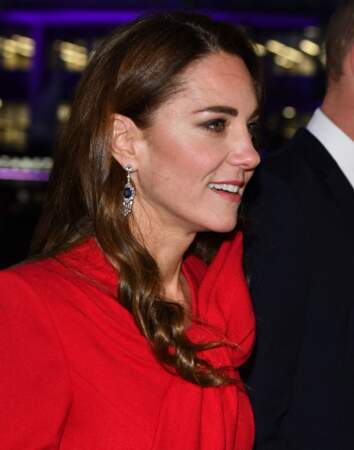 Pour cette occasion, Kate Middleton a choisi de porterrr ses cheveux longs, coiffés sur le côté et légèrement ondulés,  le 8 décembre 2021.
