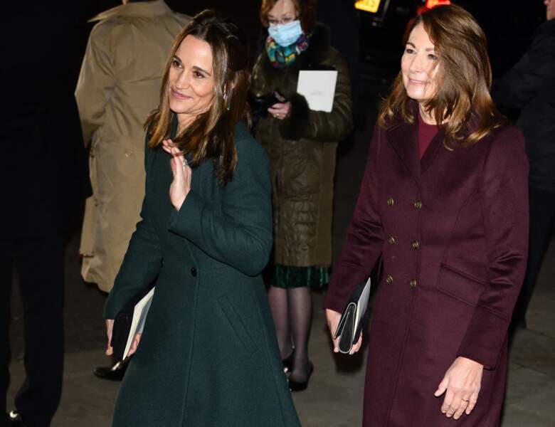 Pippa Middleton dans un manteau The Foldon London avec sa mère, Carole Middleton
