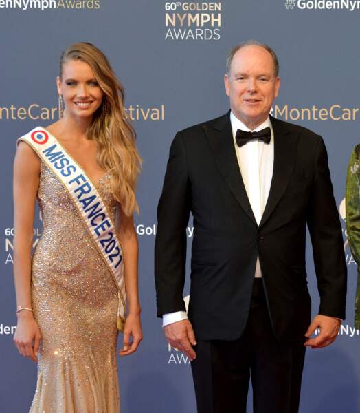 Amandine Petit Miss France 2021 aux côtés du prince Albert II de Monaco lors de la cérémonie des Nymphes d'Or du 60ème festival de télévision de Monte Carlo, à Monaco, le 22 juin 2021.