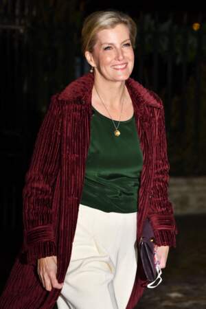 Sophie Wessex porte un manteau Victoria Beckham au service de chant communautaire Together At Christmas à l'abbaye de Westminster à Londres le 8 décembre 2021.