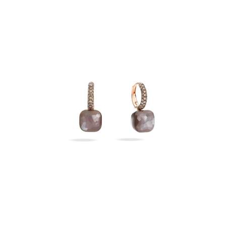 Boucles d’oreilles en or rose et blanc 18 K, 2 pierres de lune orange 14,5 ct, 56 diamants cognac 0,5 ct, Pomellato, 5 500€