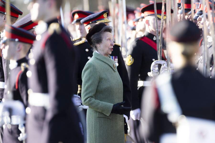 La princesse Anne a salué les officiers. 