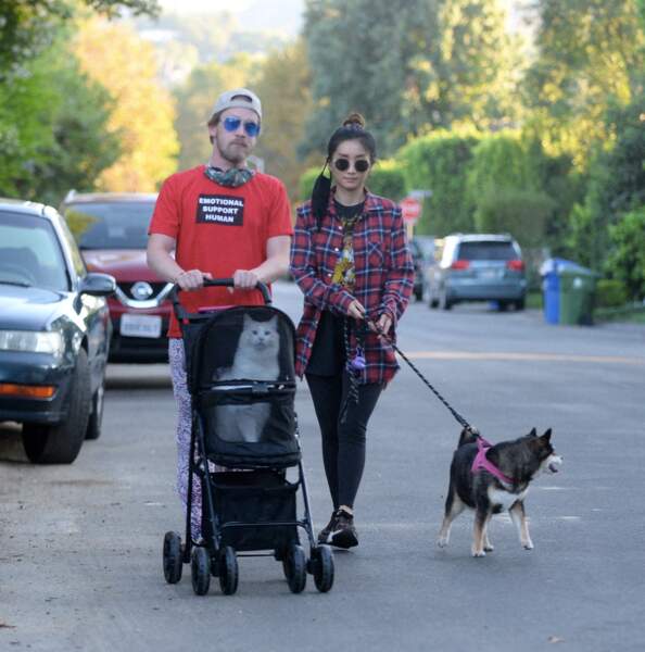 Macaulay Culkin et sa compagne Brenda Song en train de promener leur chat en poussette ainsi que leur chien dans le rues de Los Angeles, le 13 octobre 2020.