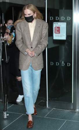 Nicole Kidman arrive à New York pour la promotion de Being the Ricardos en blazer, jean et mocassins: what else? 